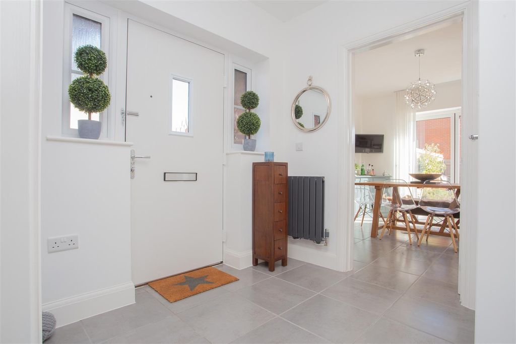 Property photo 3 of 39 Entrance Hall