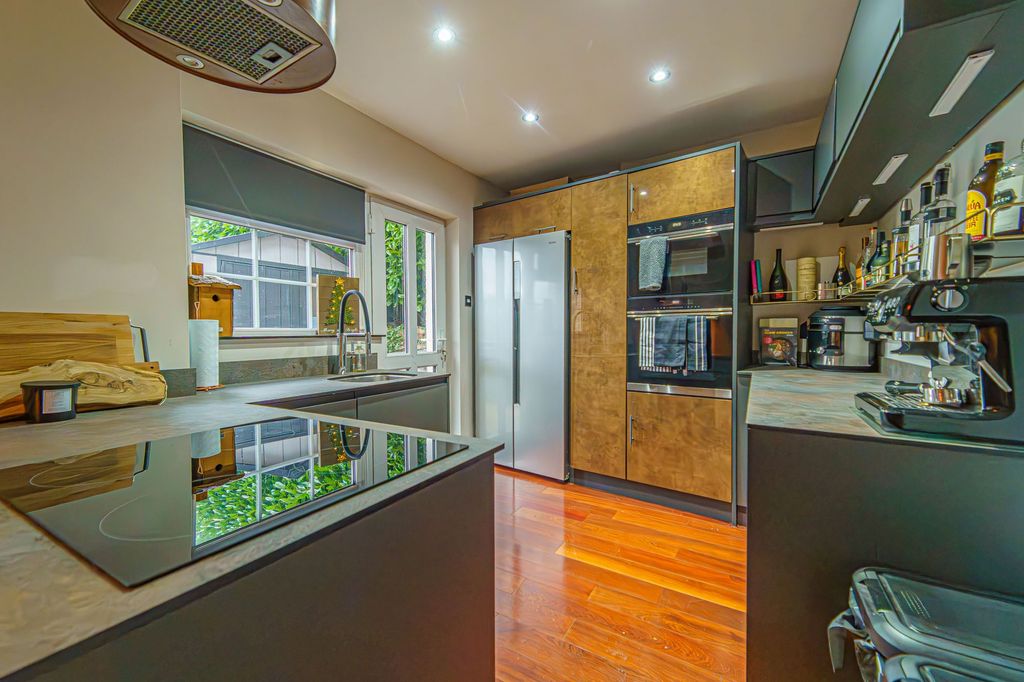 Property photo 2 of 36