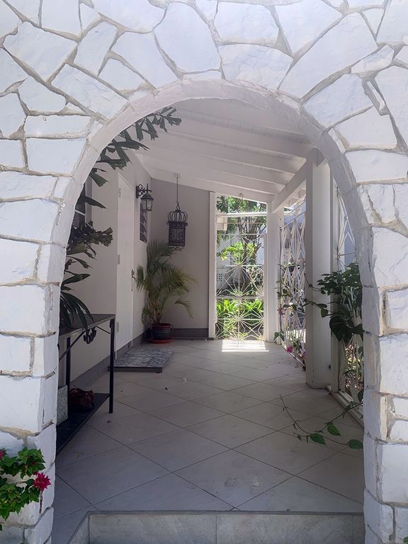 Property photo 3 of 98