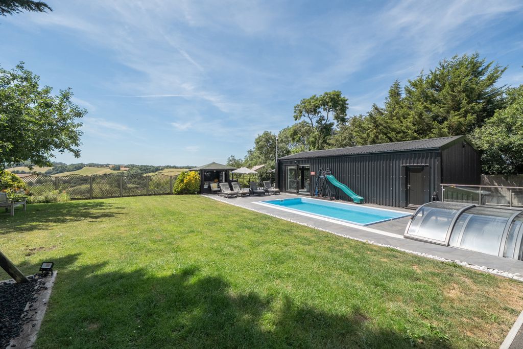 Property photo 2 of 23 Garden/Outbuilding