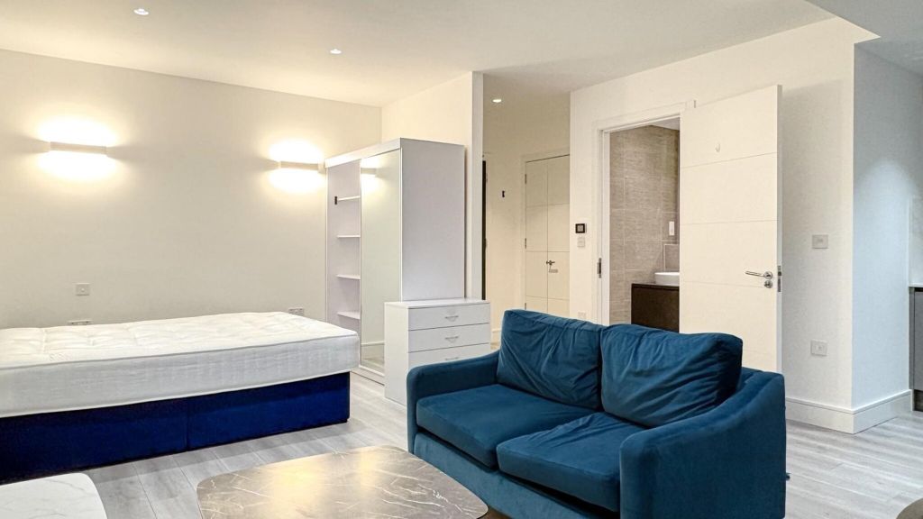 Property photo 1 of 9 Bedroom