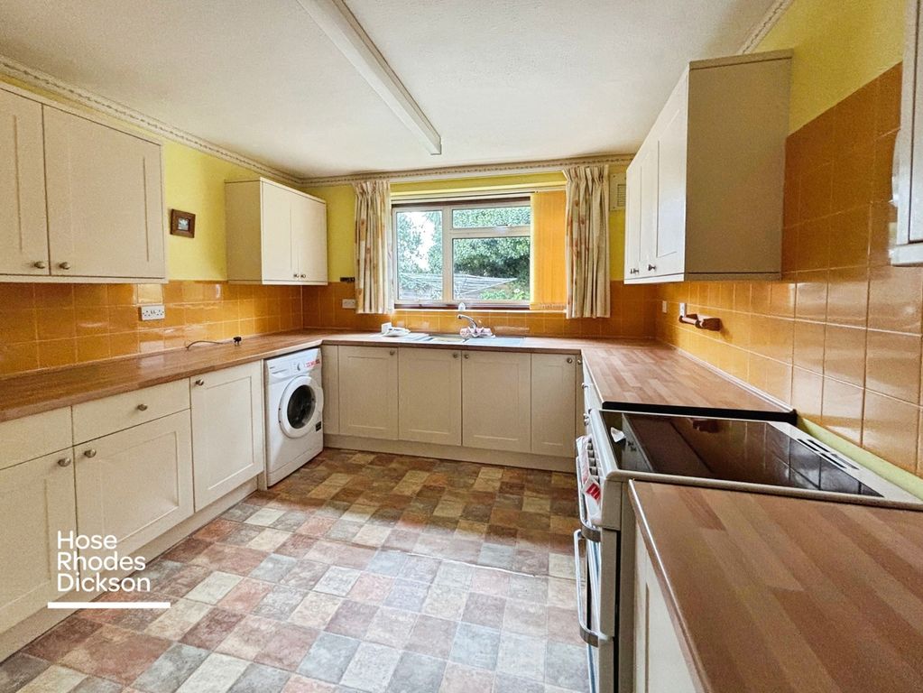 Property photo 2 of 9 Kitchen
