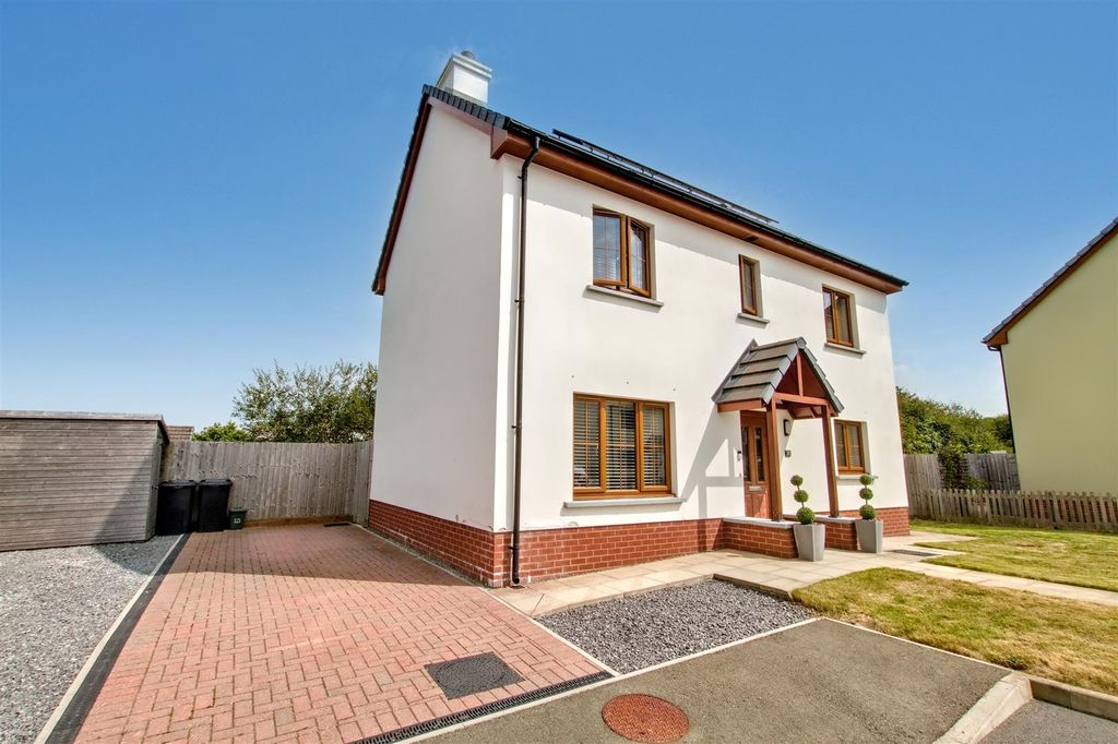 Property photo 1 of 32 Driveway