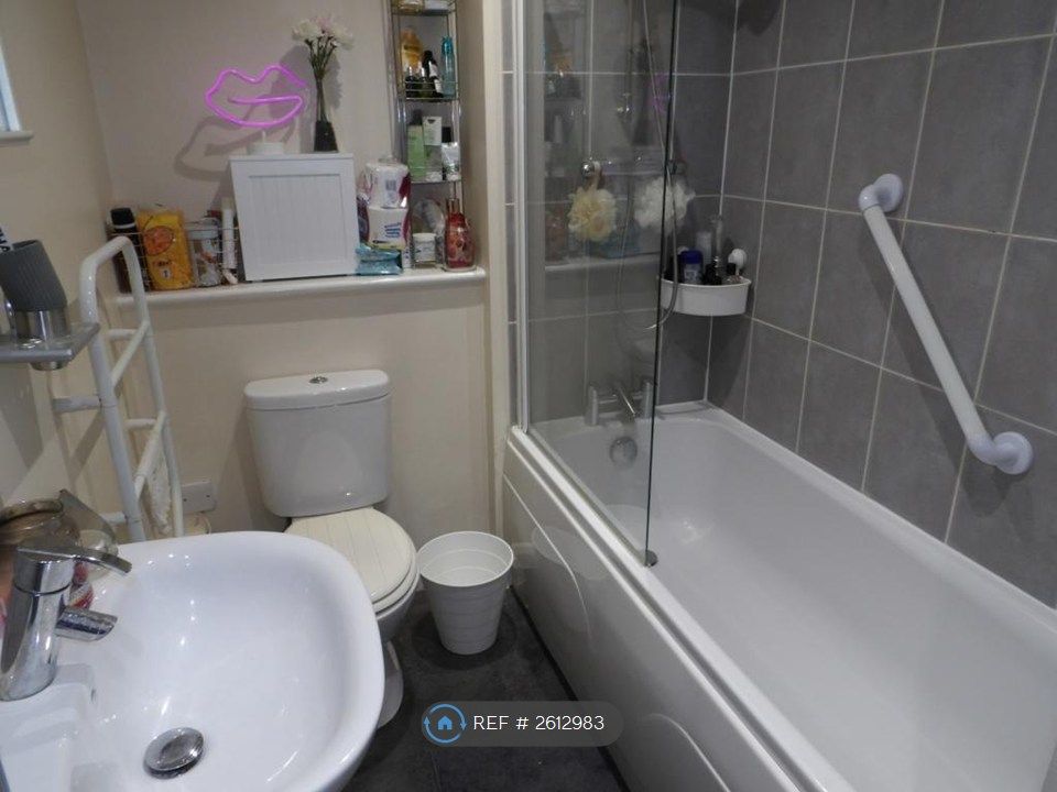 Property photo 2 of 8 Bathroom