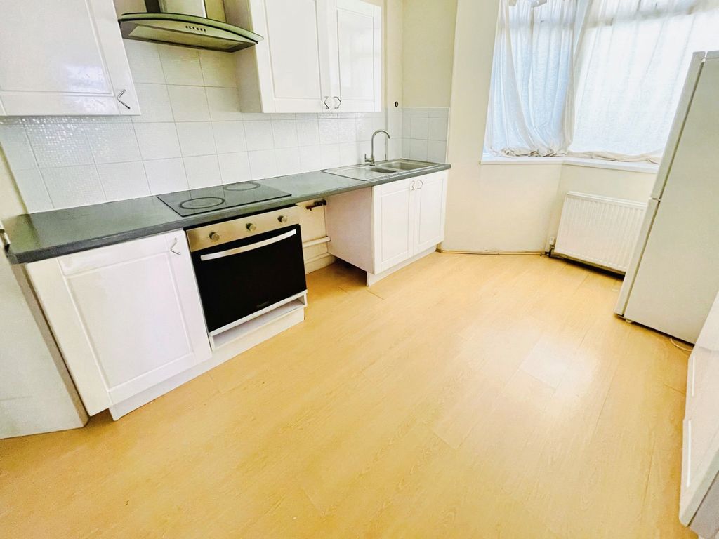 Property photo 2 of 7 Kitchen