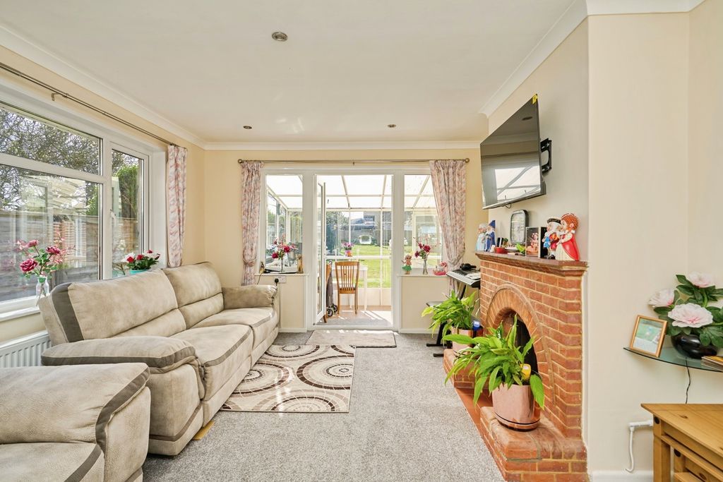 Property photo 2 of 22 Lounge