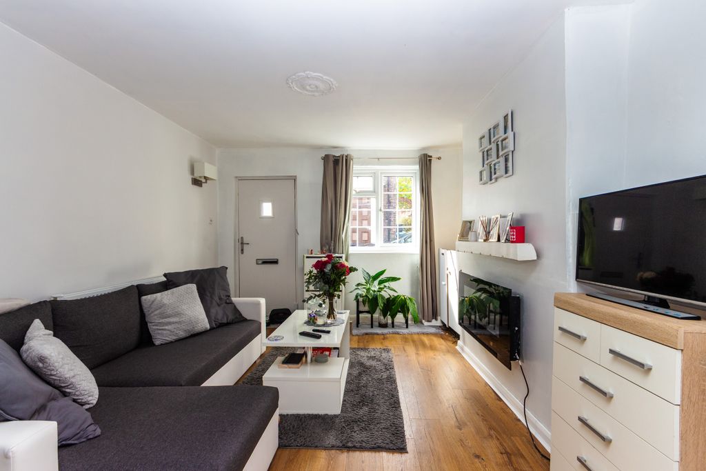 Property photo 3 of 14 Living2