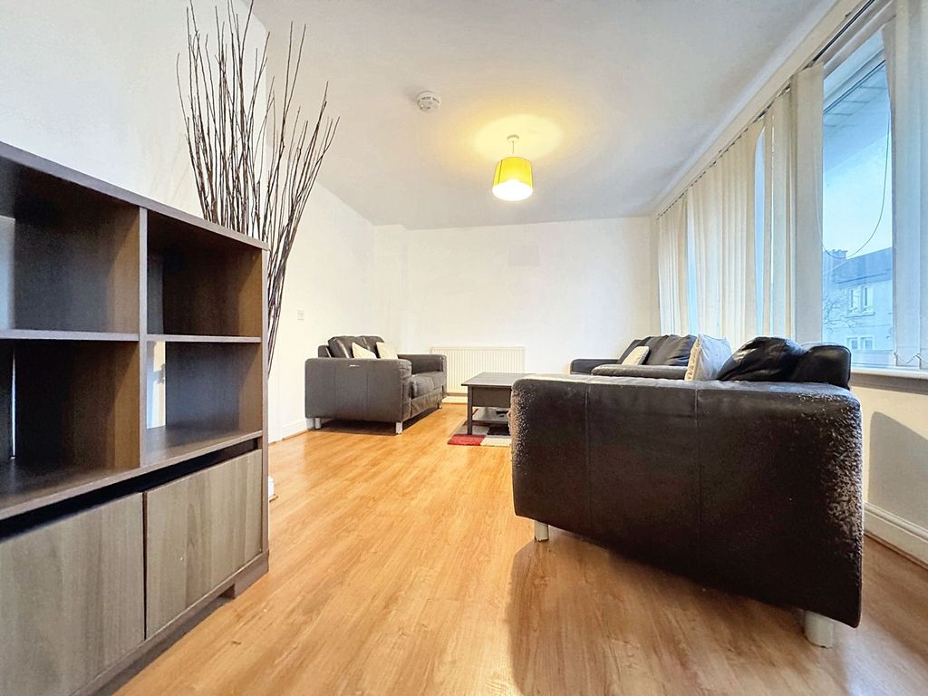 Property photo 3 of 10 Lounge