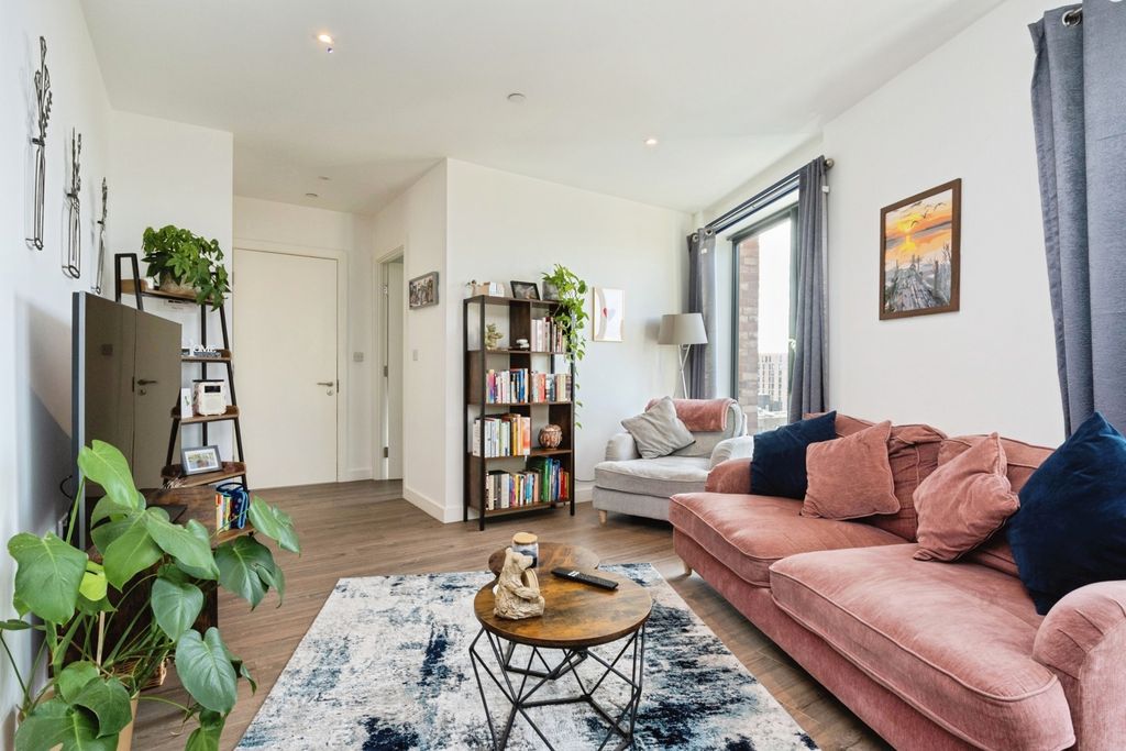 Property photo 3 of 18 Pbox-Img.Jpg