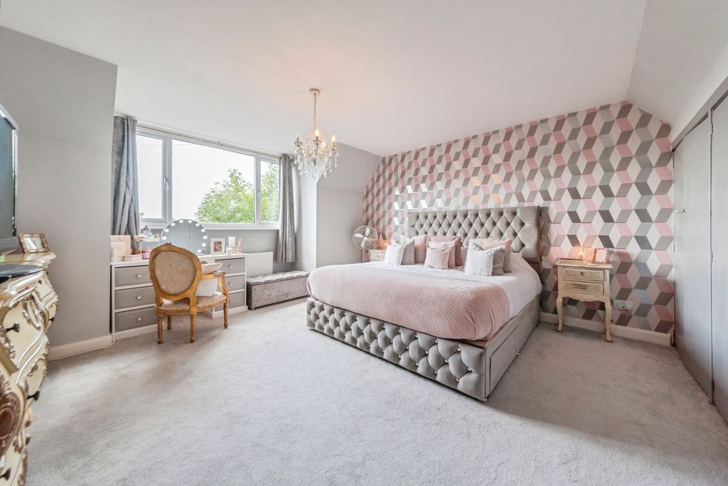 Property photo 3 of 28