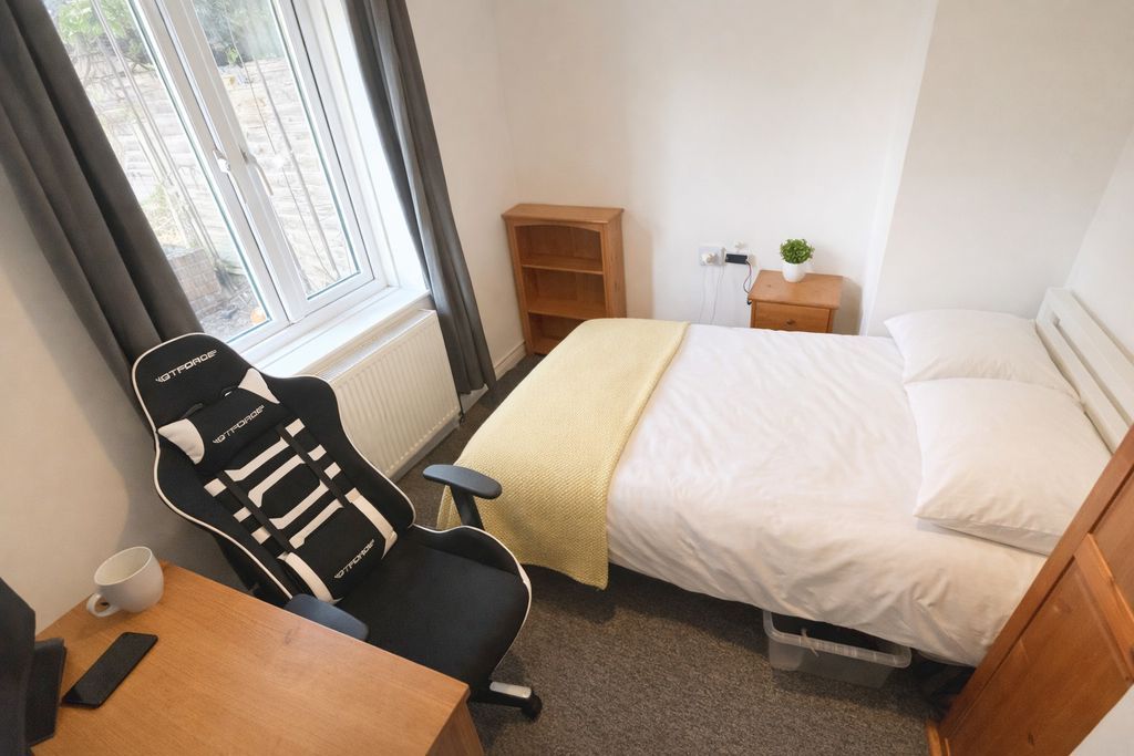 Property photo 3 of 8 Photo 12