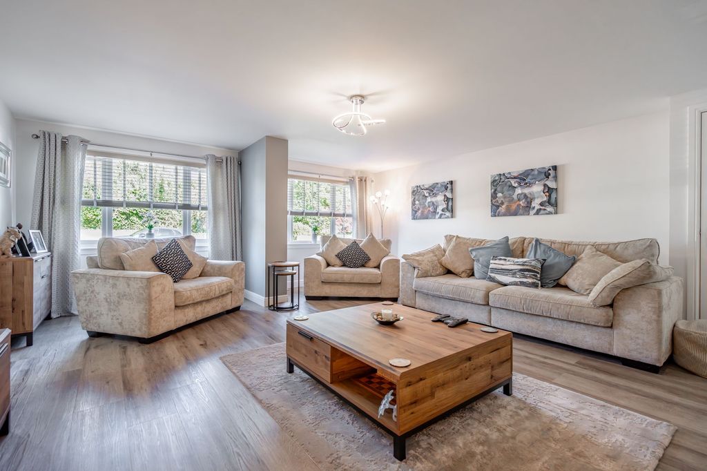 Property photo 2 of 28