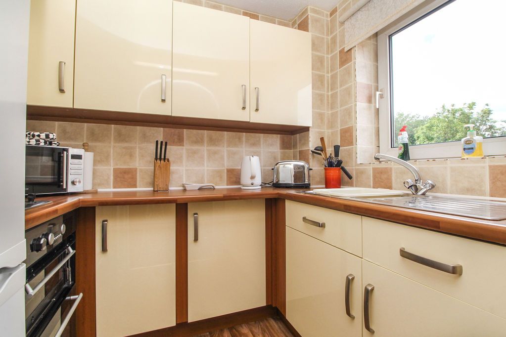 Property photo 3 of 11 Kitchen