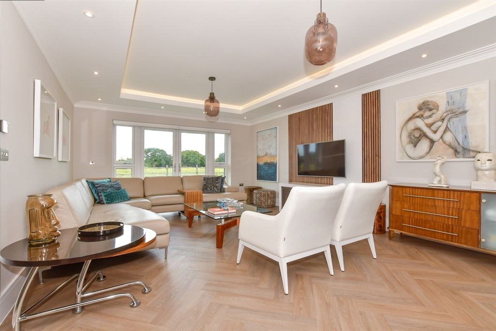 Property photo 3 of 17 Ashdown Lounge 1