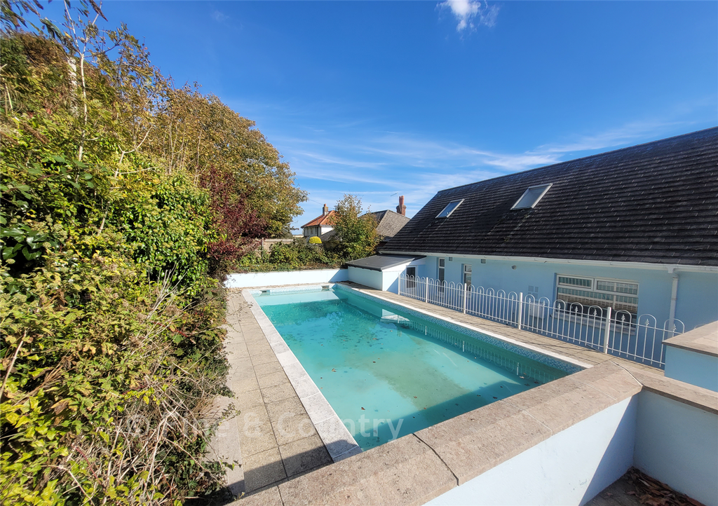 Property photo 3 of 18 Swimming Pool*