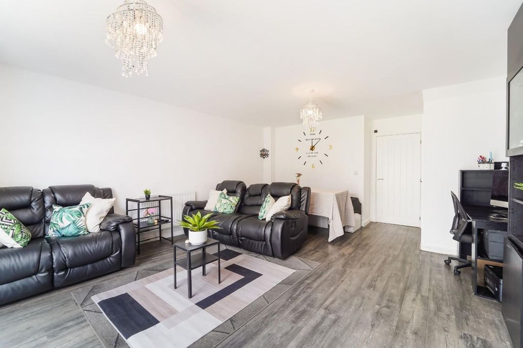 Property photo 2 of 14 Scotts Farm Road