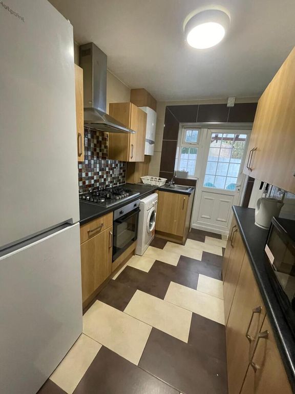 Property photo 3 of 10 Kitchen