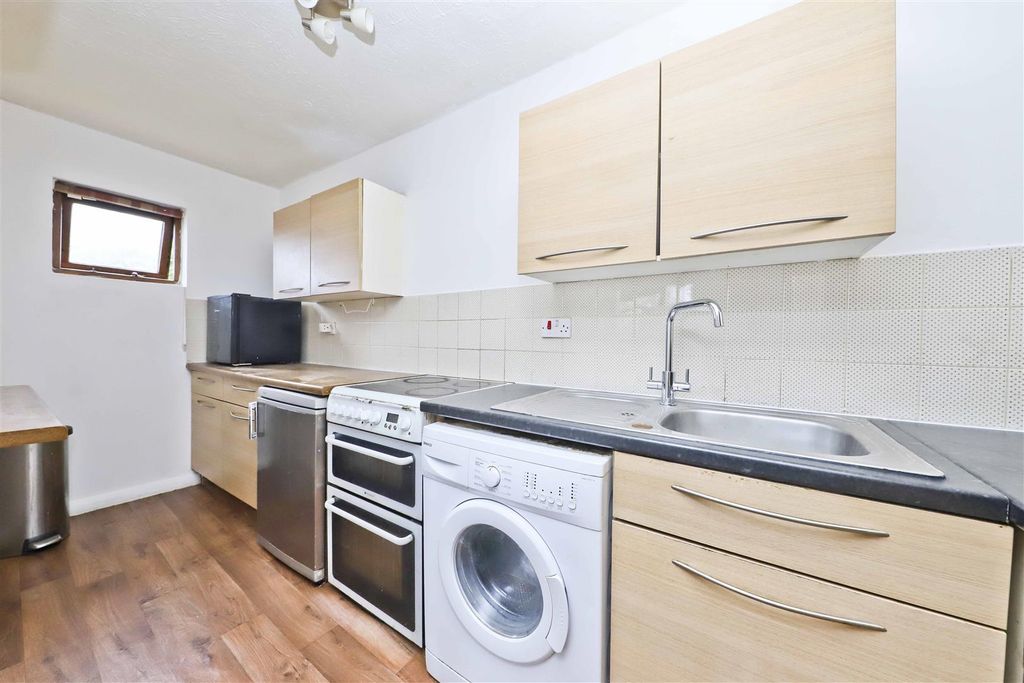 Property photo 3 of 10 Kitchen