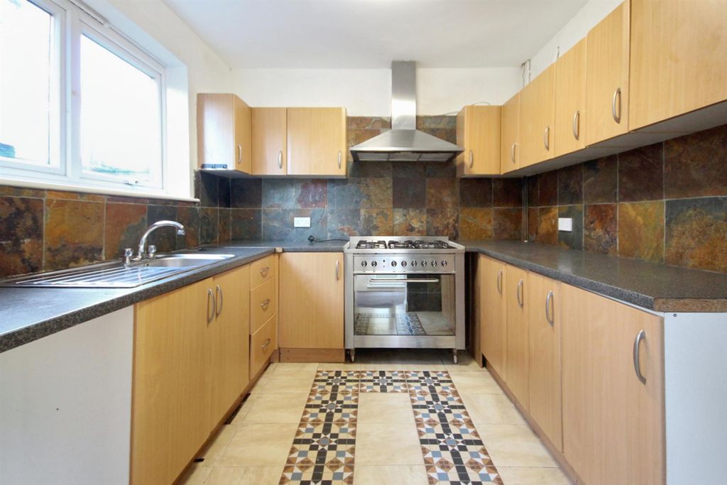 Property photo 3 of 12 Kitchen