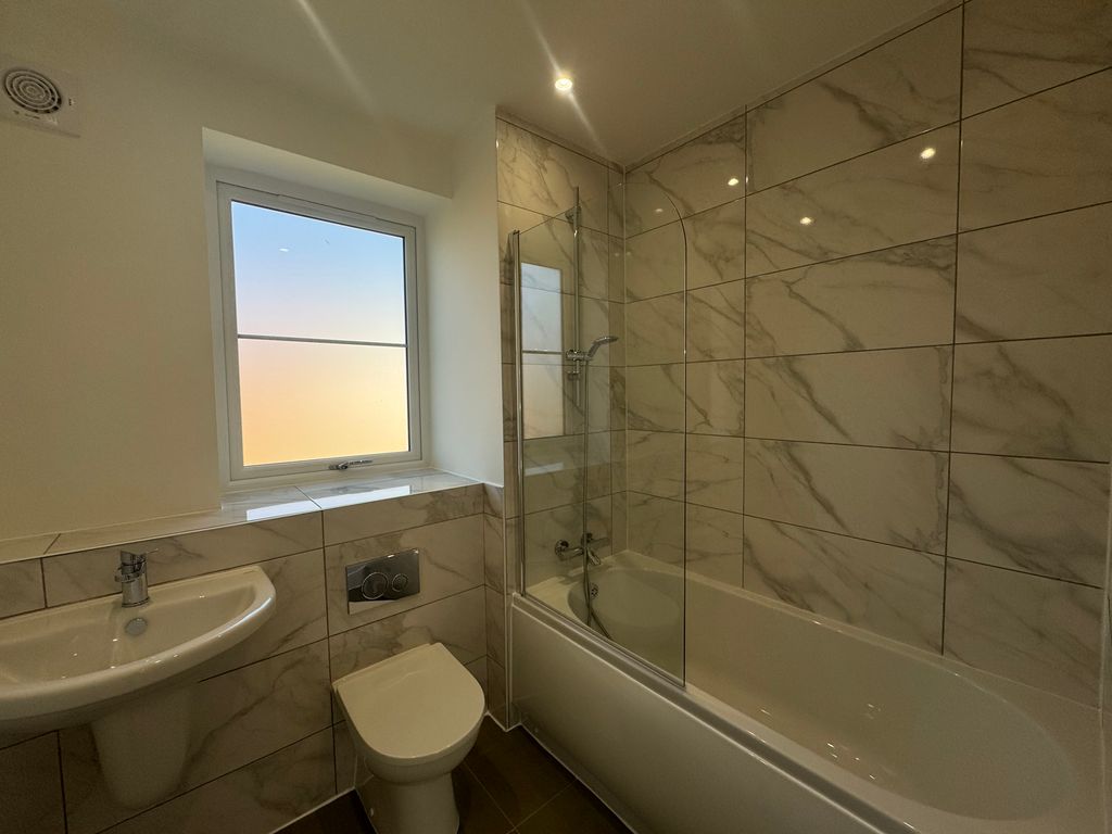 Property photo 3 of 10 Bathroom