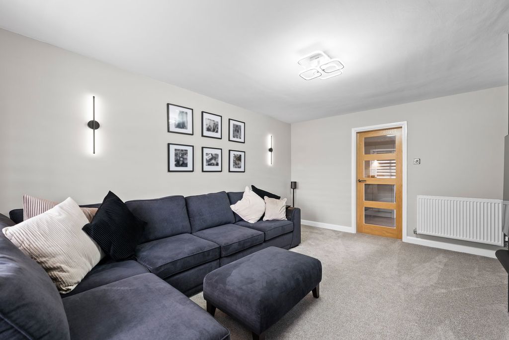 Property photo 2 of 28