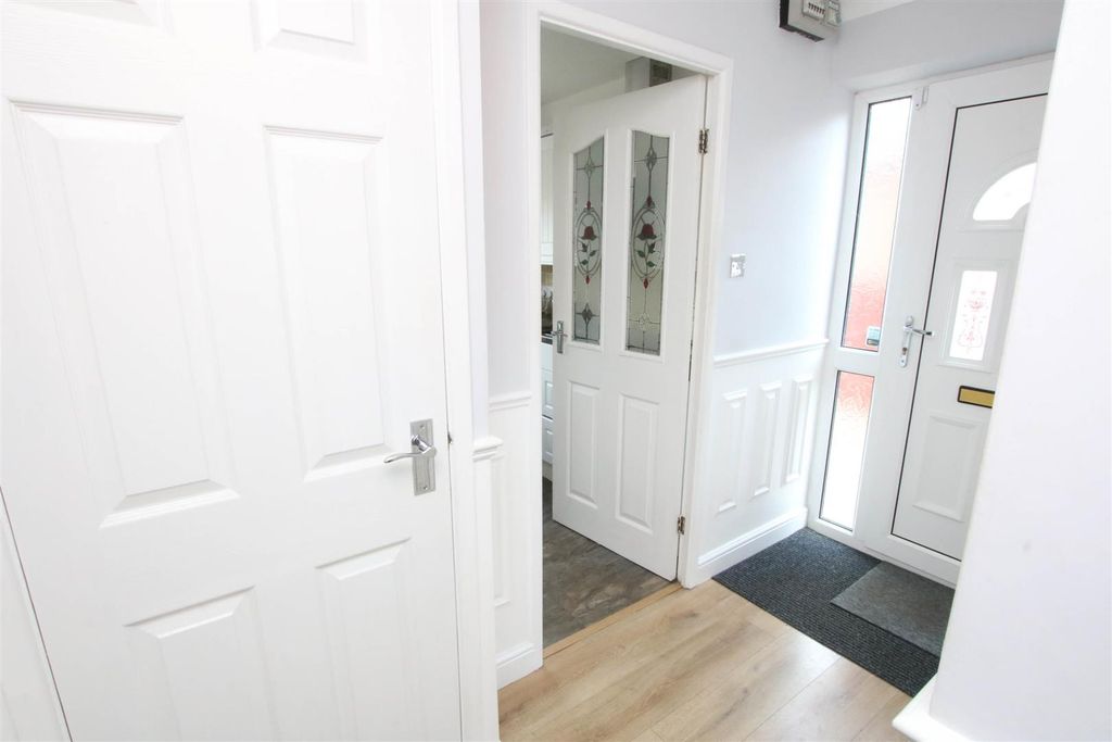 Property photo 2 of 13 Entrance Hall
