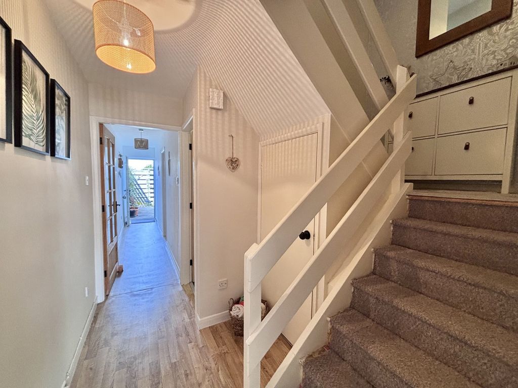 Property photo 2 of 12 Entrance Hall