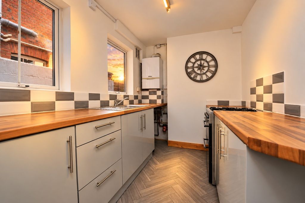 Property photo 2 of 7 Kitchen