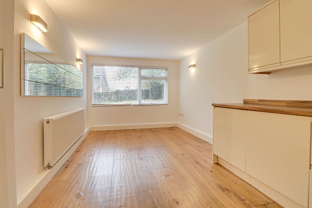 Property photo 3 of 8 Living Space