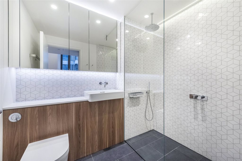 Property photo 3 of 11 En-Suite