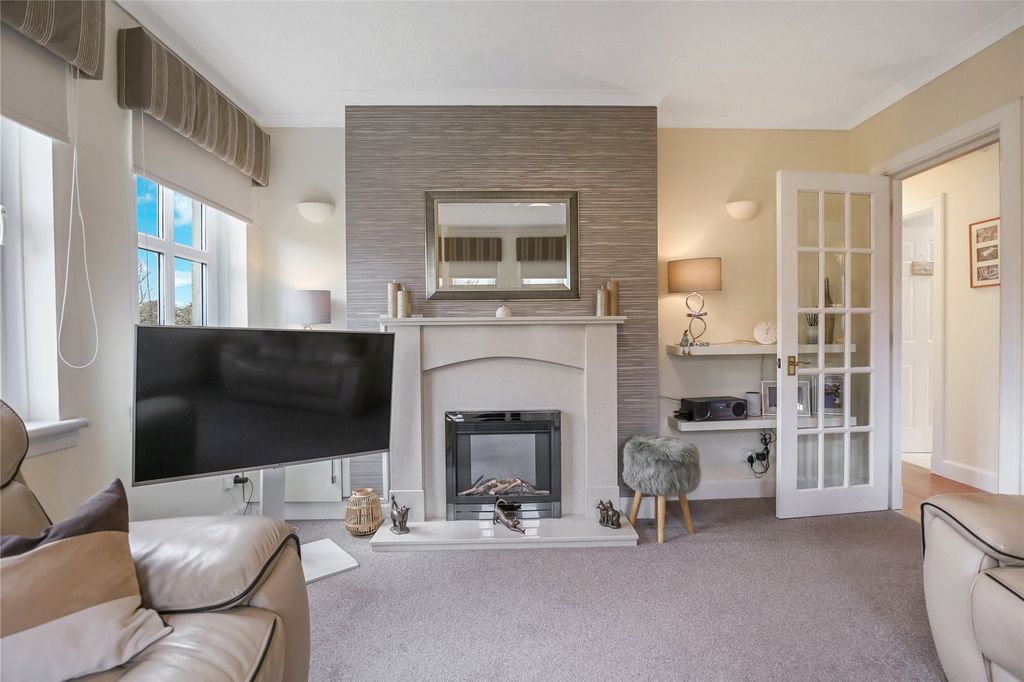 Property photo 2 of 17 Lounge