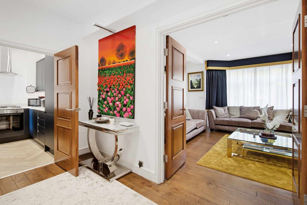Property photo 2 of 12 Entrance Hall