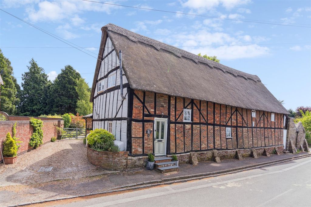 Property photo 1 of 33 Cromwell Cottages, Ivy Lane