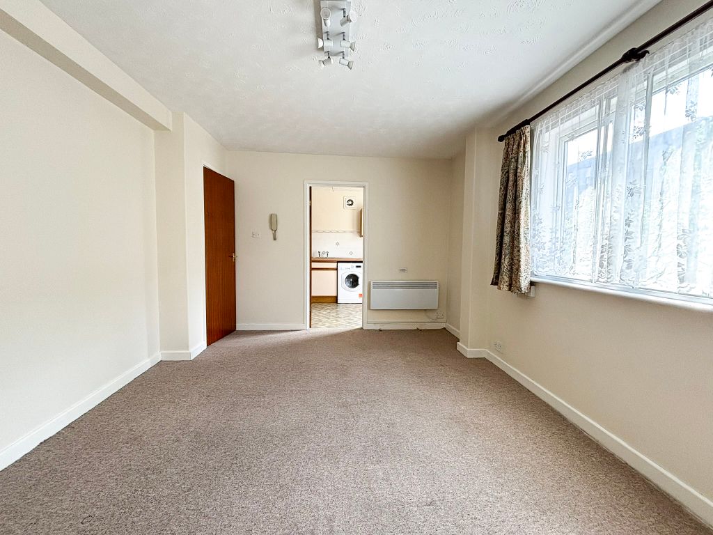 Property photo 3 of 6 Lounge