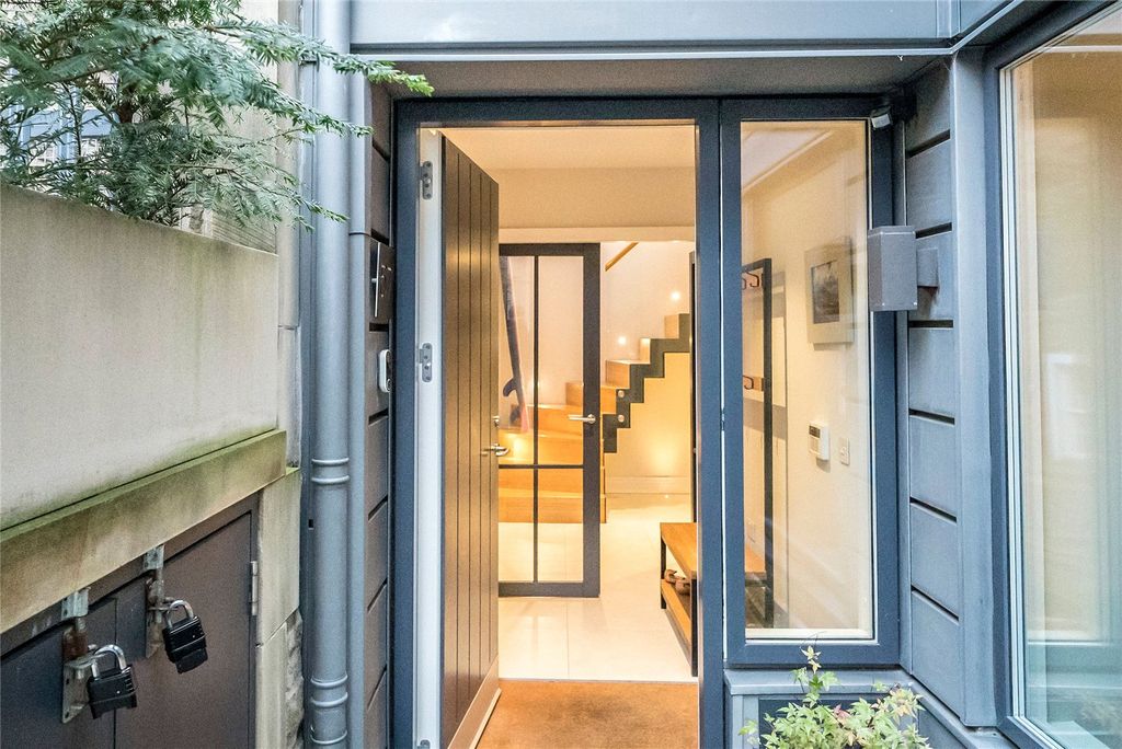 Property photo 2 of 26 Entry Hall