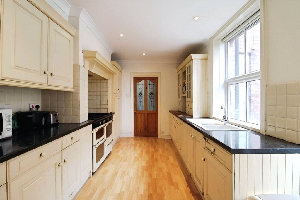 Property photo 2 of 10 Kitchen