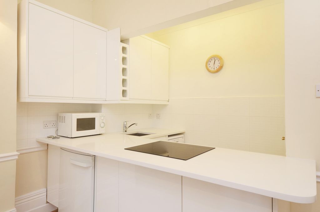 Property photo 3 of 11 Kitchen