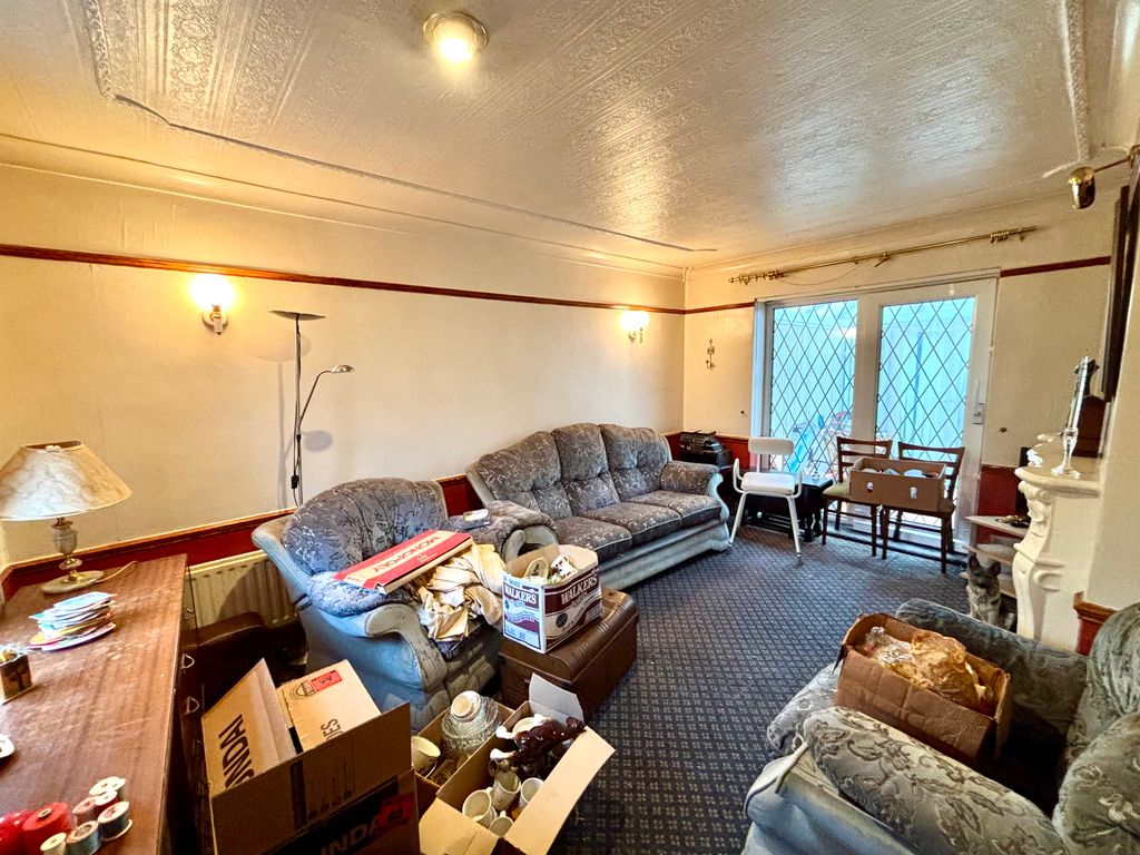 Property photo 3 of 11 Lounge