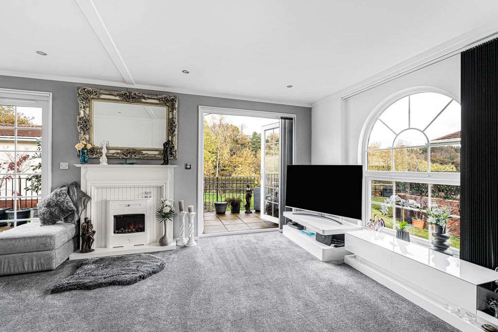 Property photo 2 of 26 Lounge