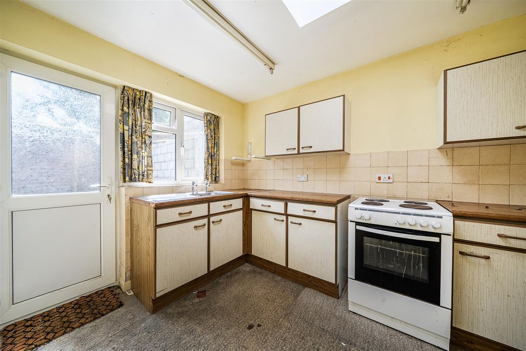 Property photo 3 of 9 Kitchen