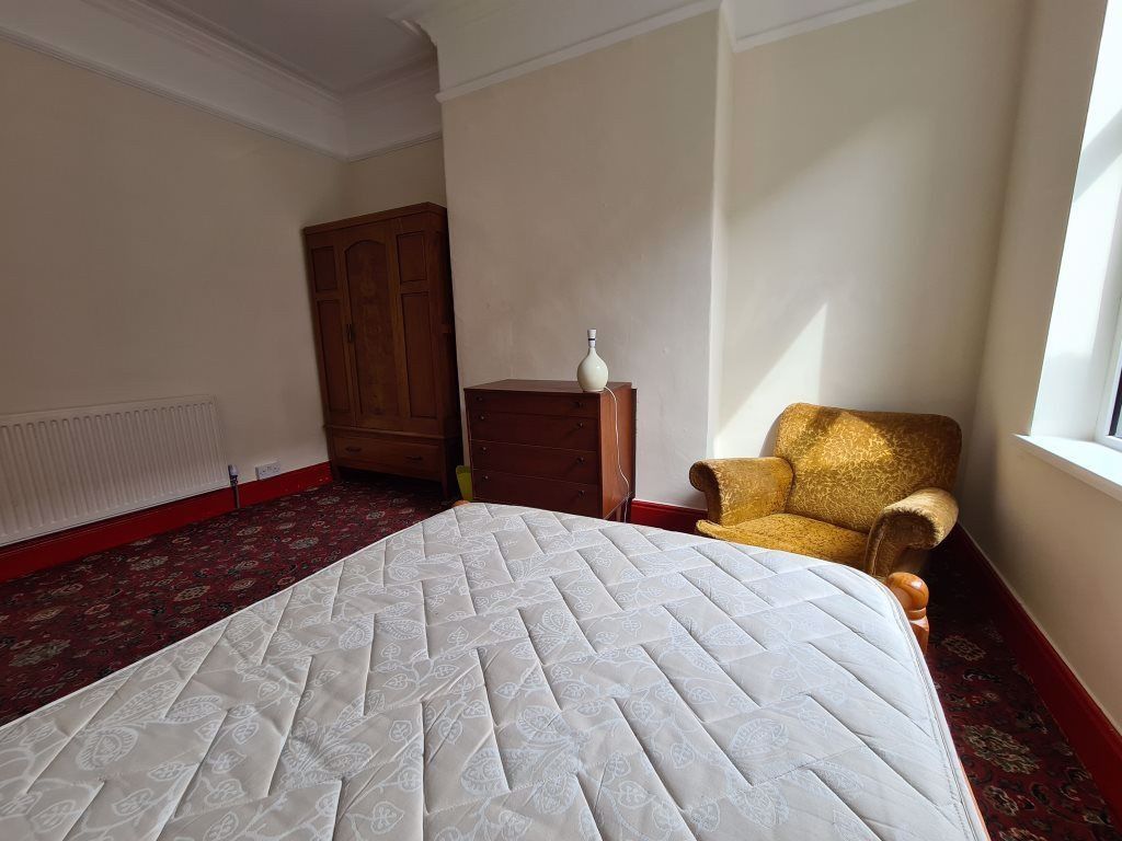 Property photo 3 of 19 A Bright Double Bedroom With A Large Window Allowi...
