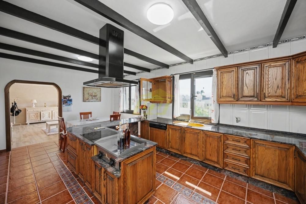 Property photo 2 of 25