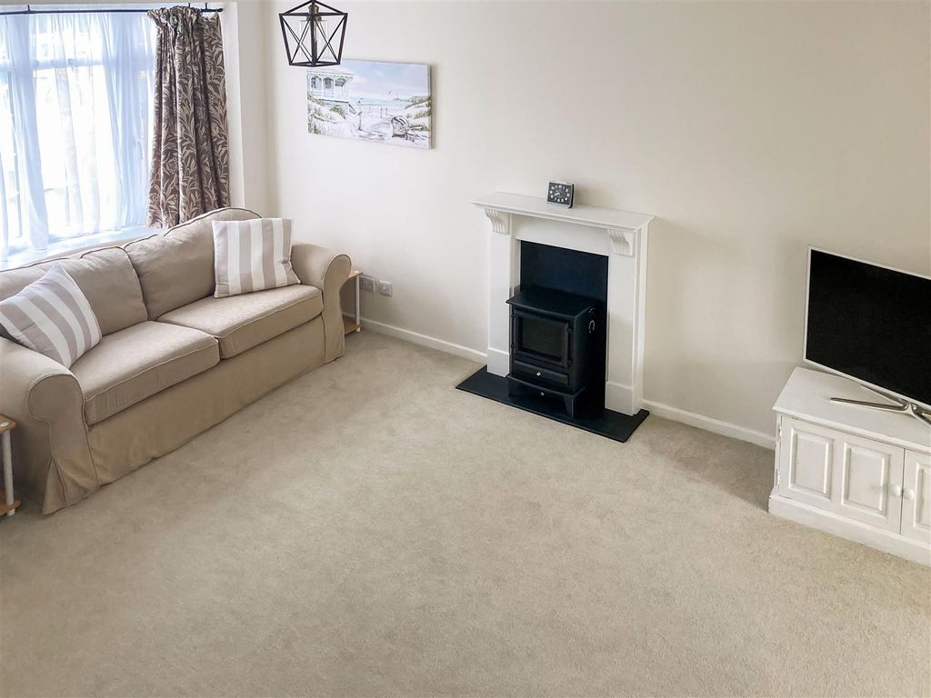 Property photo 3 of 15 Lounge