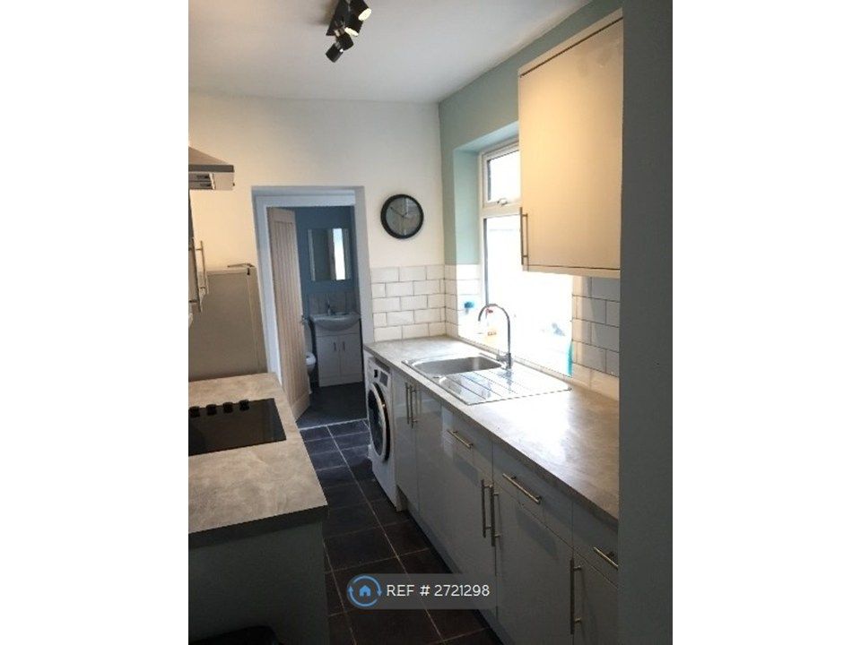 Property photo 2 of 10 Kitchen