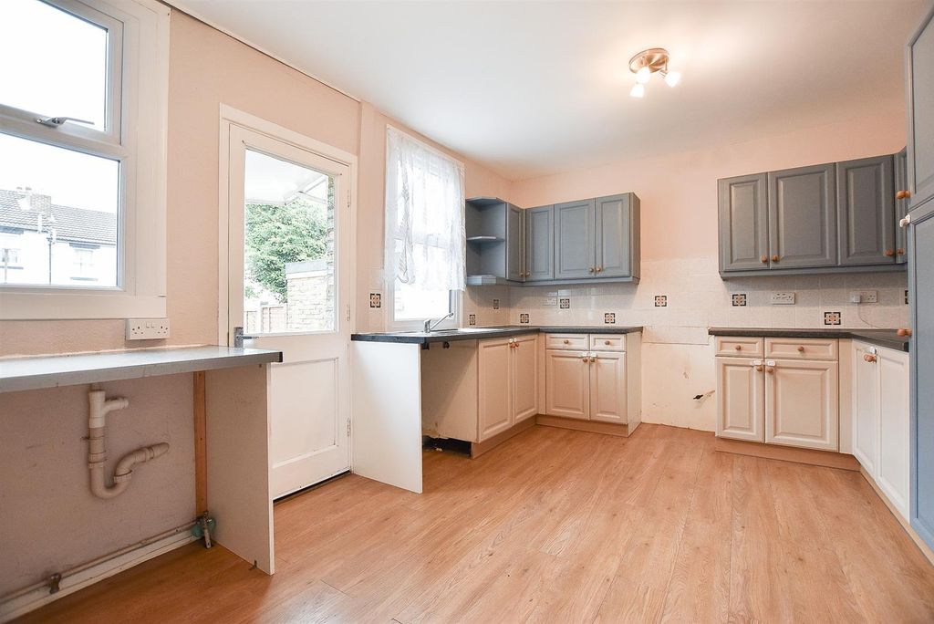 Property photo 3 of 10 Kitchen.Jpg