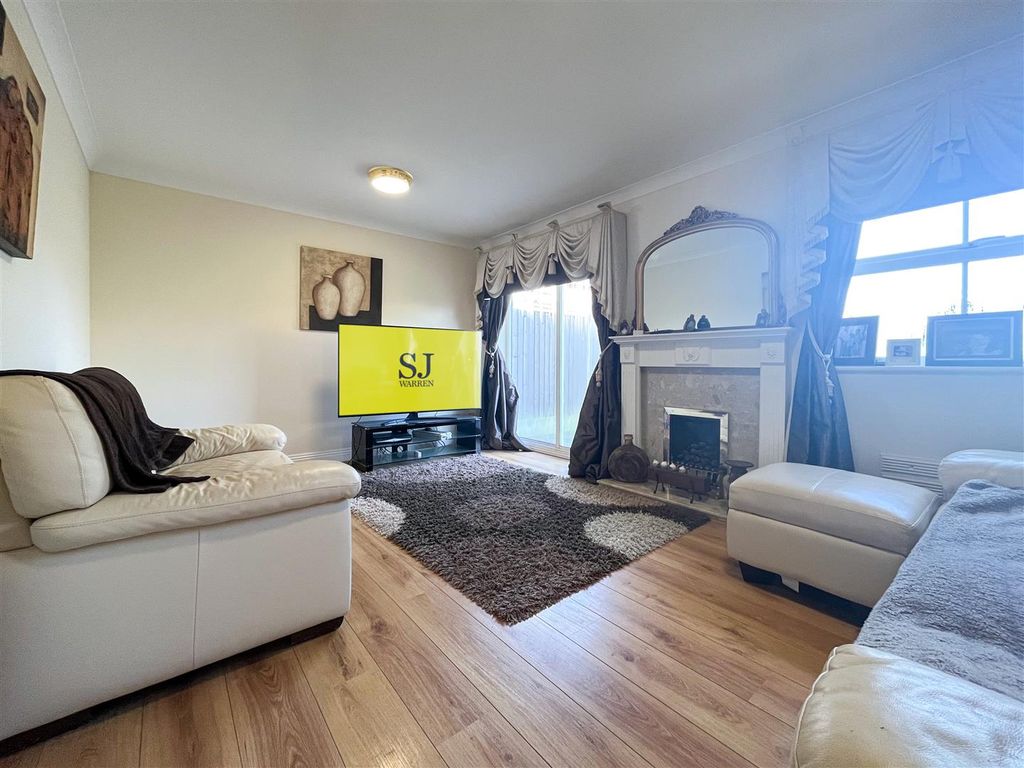 Property photo 3 of 18 Lounge