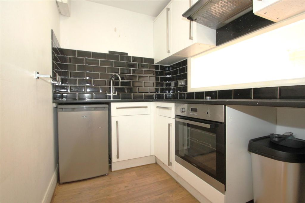 Property photo 3 of 10 Kitchen.Jpg
