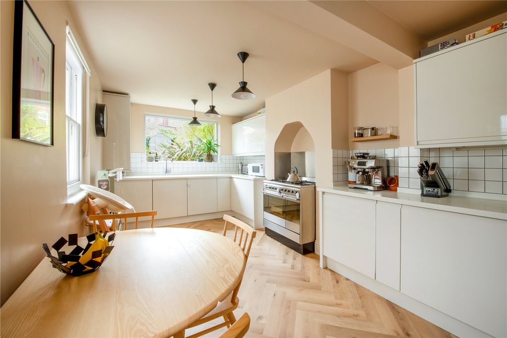 Property photo 2 of 23 Picture No. 13