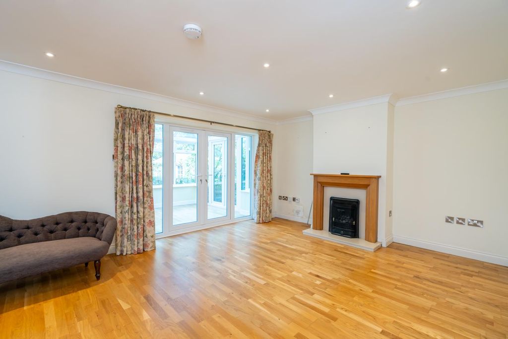 Property photo 3 of 21 Lounge Area.Jpg