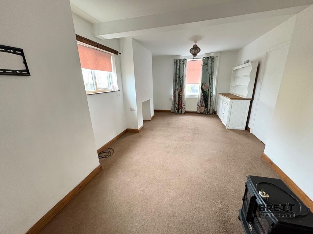 Property photo 3 of 10 Living Room